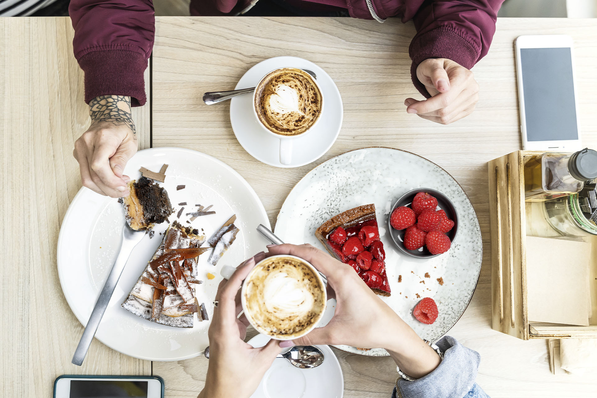 CafeCakeGeniesser_von_oben_CP_3zu2_1920x1280