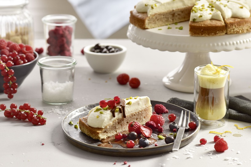 Barista Cake Banana Walnut mit Schokoladensauce und Beeren