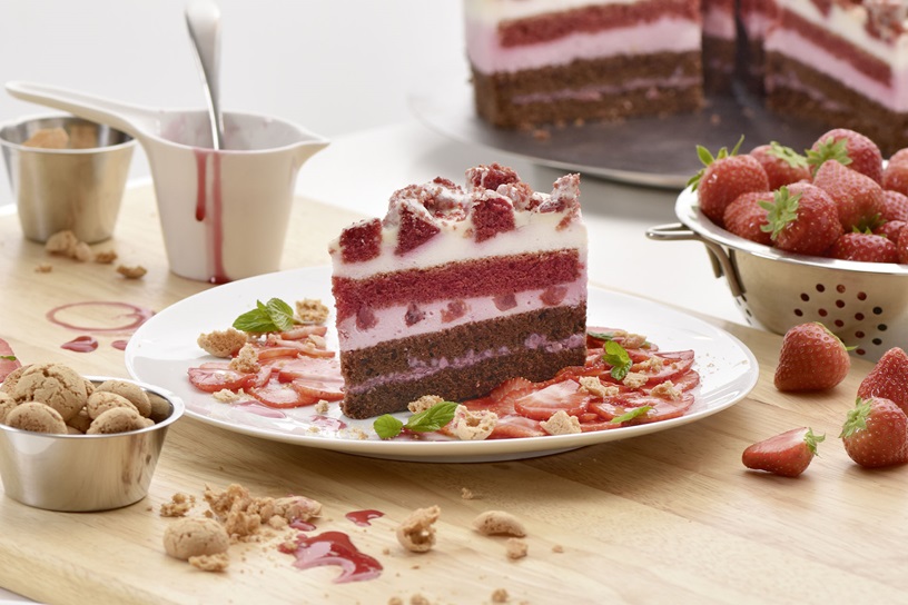 Strawberry Crunch Torte mit Erdbeercarpaccio, Minze und Amarettini