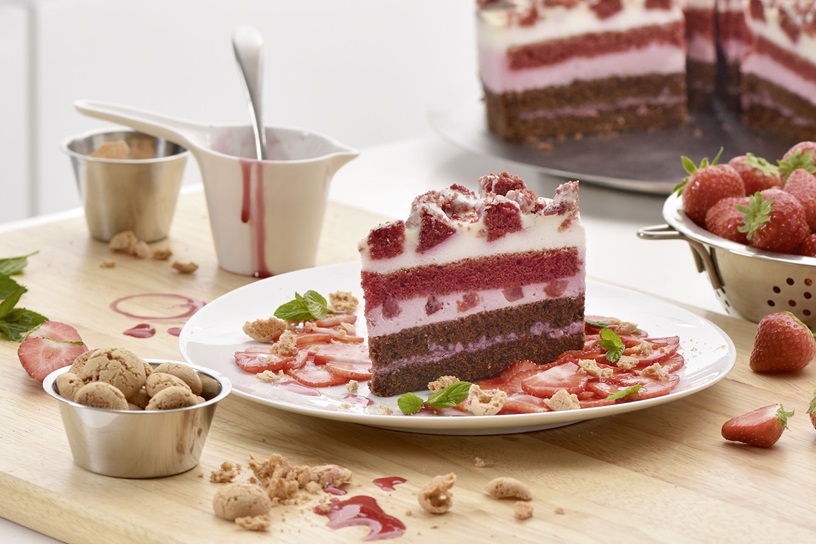 Strawberry Crunch Torte mit Erdbeer-Carpaccio, Amarettini und Minze