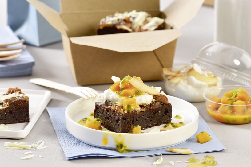 Pecan Brownie mit Kokosnussjoghurt und Mango-Passionsfruchtsalat