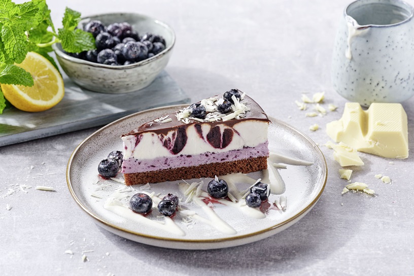 Blueberry Cake mit marinierten Heidelbeeren & Holunderblütenjoghurt