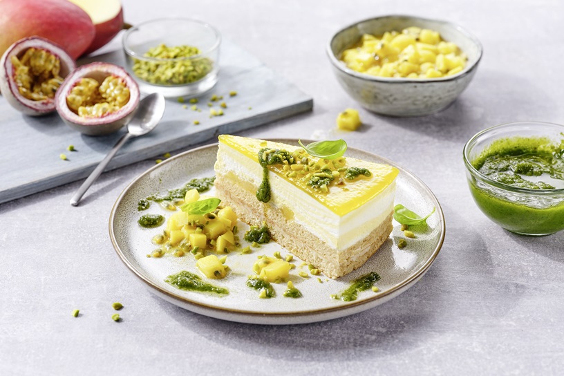 Mango Cake mit Mango-Maracuja-Salat und Basilikumpesto