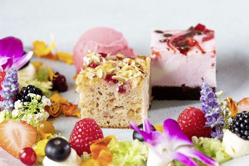 Un trío formado por el sorbete de frambuesa, la tarta de fresas y los rectángulos de plátano y grosella