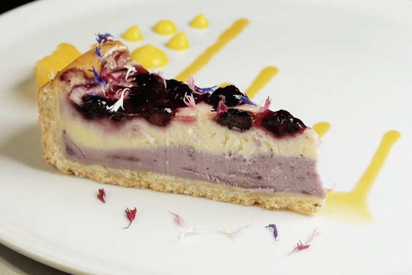 Veganer creamy Blueberry als Wow-Inszenierung mit Mango