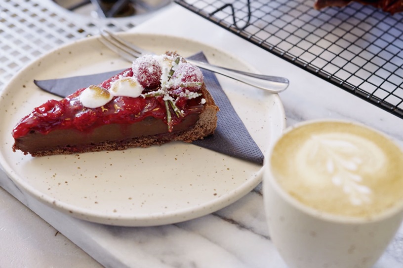 Chocolate Raspberry Cake mit Baiser und Winterzauber