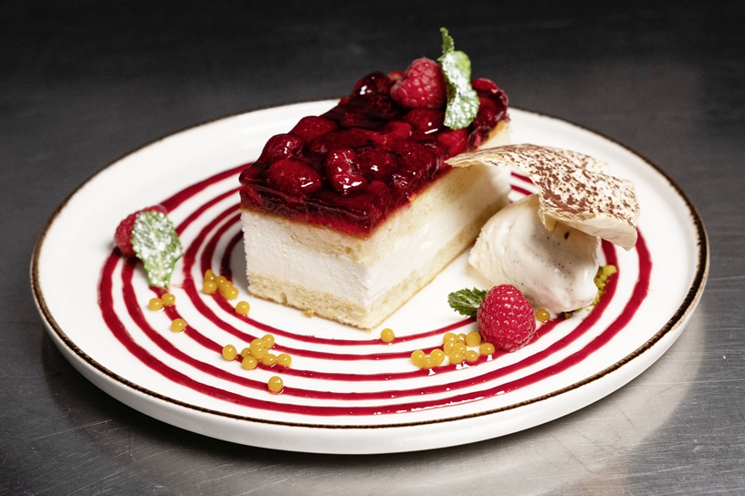 Himbeer-Käse-Sahne-Schnitte mit Maracuja-Frucht-Kaviar